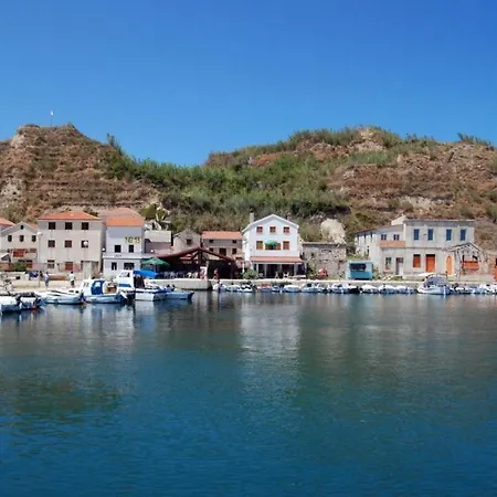 In With Air Conditioning, W-lan Gæstehus Susak